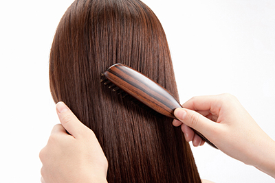 花粉症は髪にも関係している！ダメージヘア改善法
